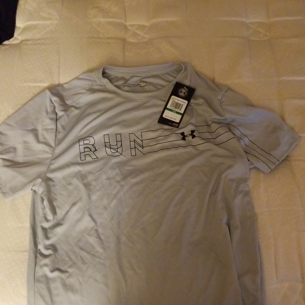 Under armour fitted tshirt. Run logo on front.
